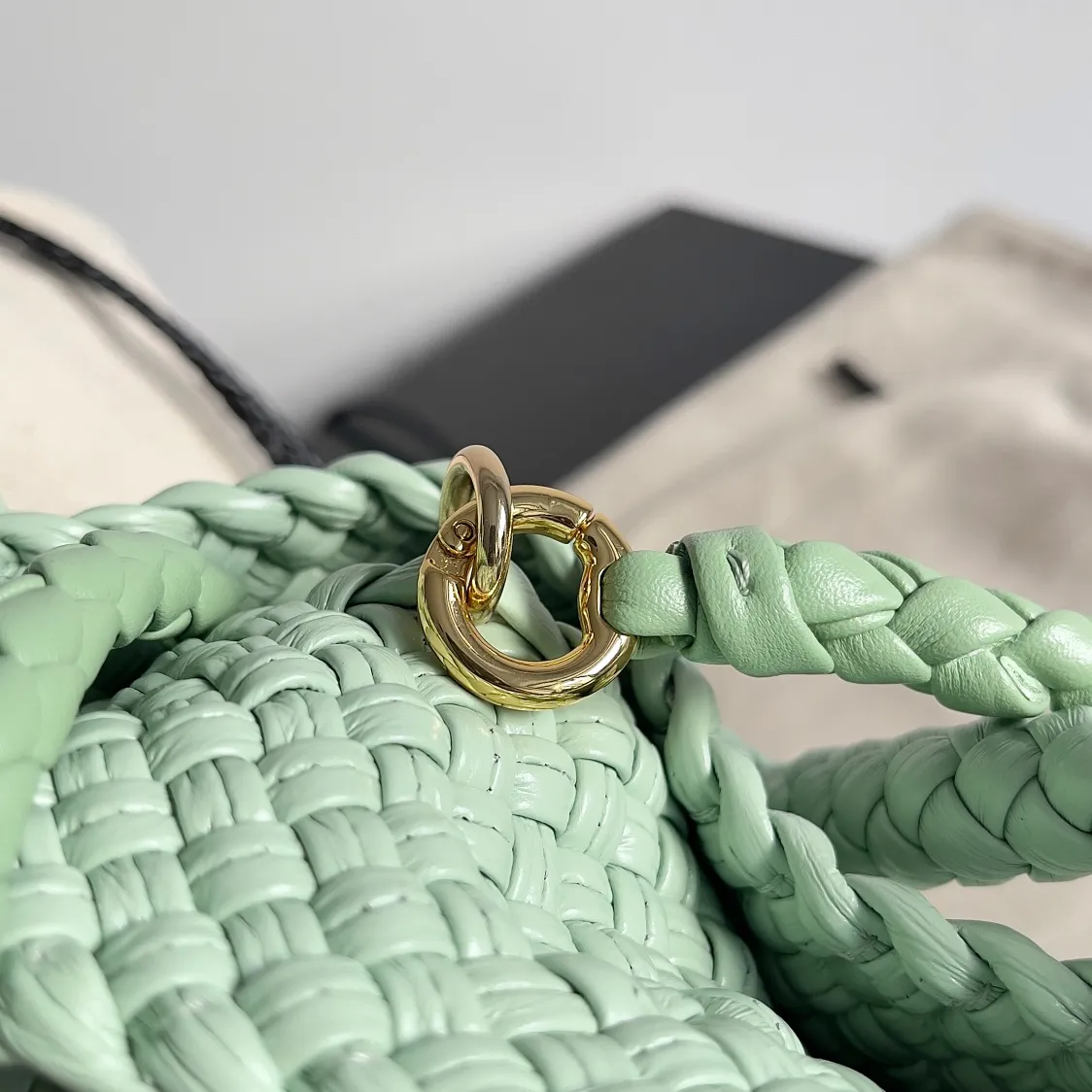 Batch 3760 BV collectible small woven handbags are really YYDS!! Bottega Veneta’s most classic small woven handbags are back! ! We use the highest quality leather with the highest craftsmanship❤️ to create the most expensive works. We have created the Intrecciato leather weaving process❤️ This unique traditional exclusive leather weaving method has not only become our logo but also reflects the time-consuming and labor-intensive craftsmanship of our products❤️ The new TOSCA handbag must be a selection worth collecting🆕 Style number: 776755 Size: 20*15.5*7cm